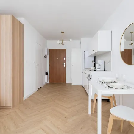 Ceglana Park Bright Balcony & Parking By Renters アパート
