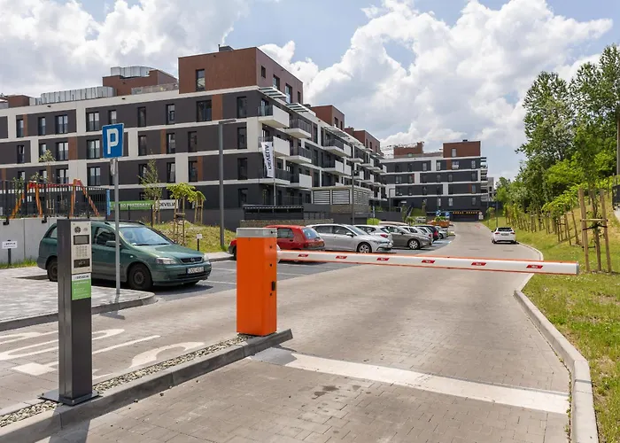 Ceglana Park Bright Balcony & Parking By Renters